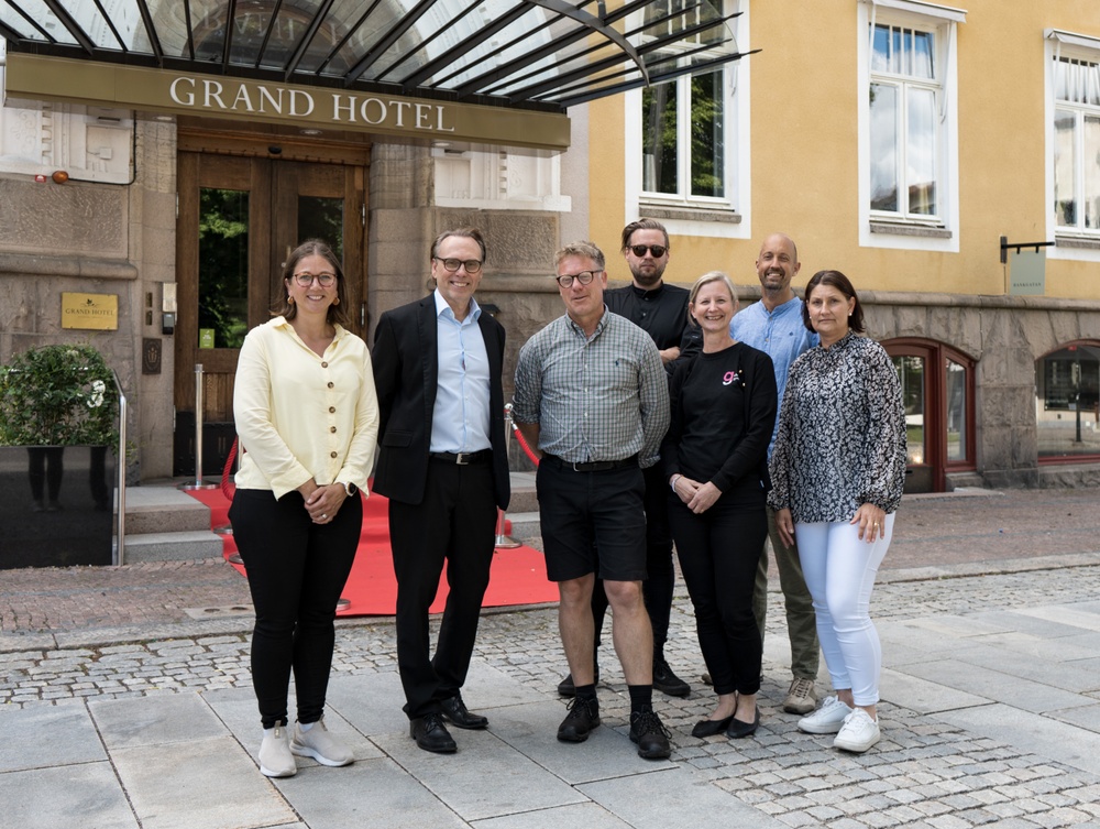 Lärare och branschfolk utanför Grand Hotel.