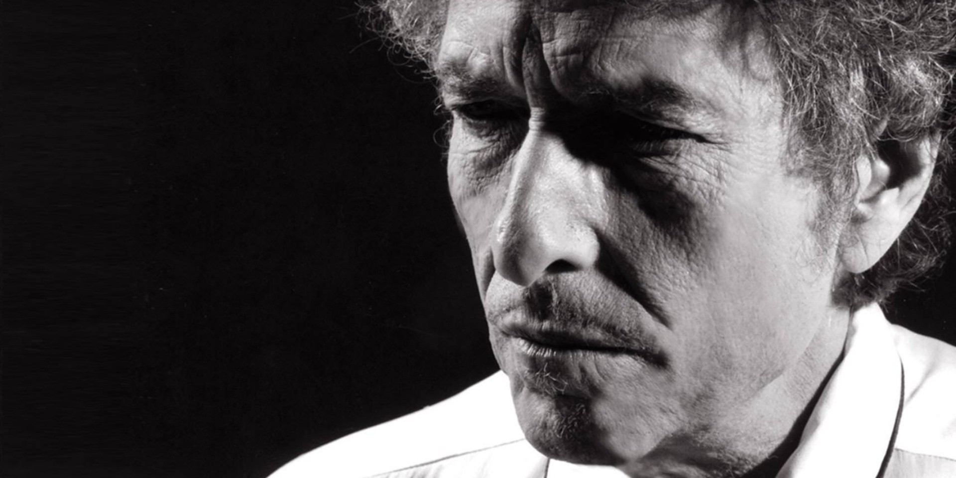 The illustrious Bob Dylan is distinctively himself in return to Singapore - gig report