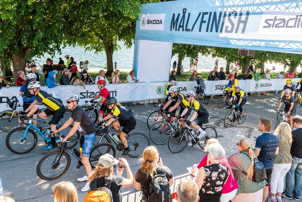 10 867 cyklister fullföljde Vätternrundan och fick uppleva känslan att rulla in i målet i Motala under lördagen.