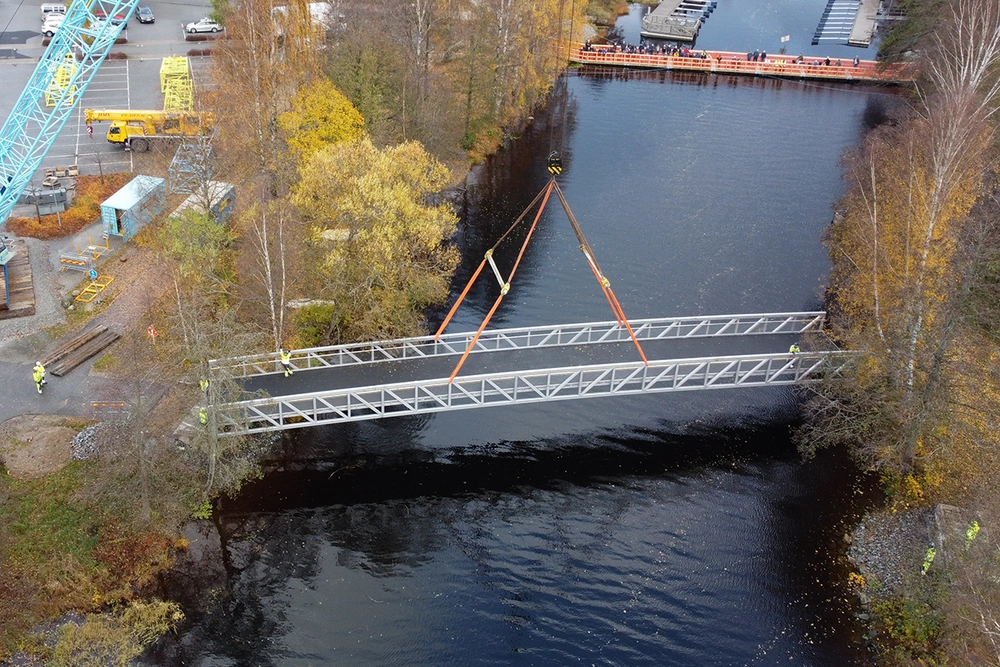 Drönarbild av nya Loppholmsbron i Lindesberg. 