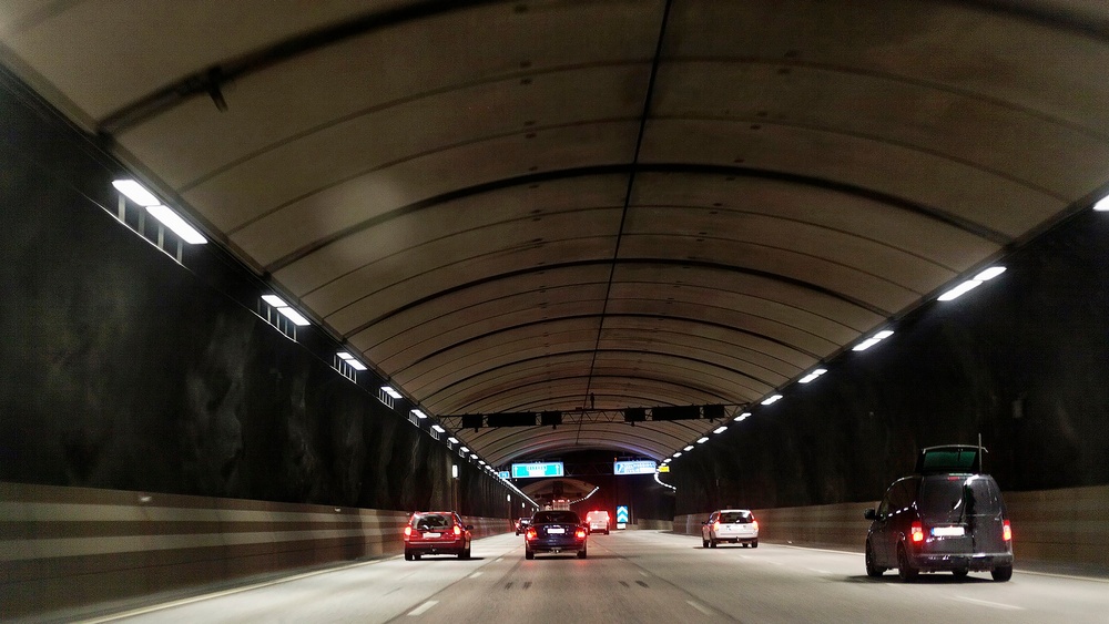Bilden visar bilen i en tunnel