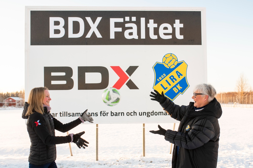 Catrin Ingvarsson, tf vd BDX (tv) och Kicki Blomqvist, ordförande Lira BK gläds åt det nya avtalet.
Fotograf: Patrik Öhman