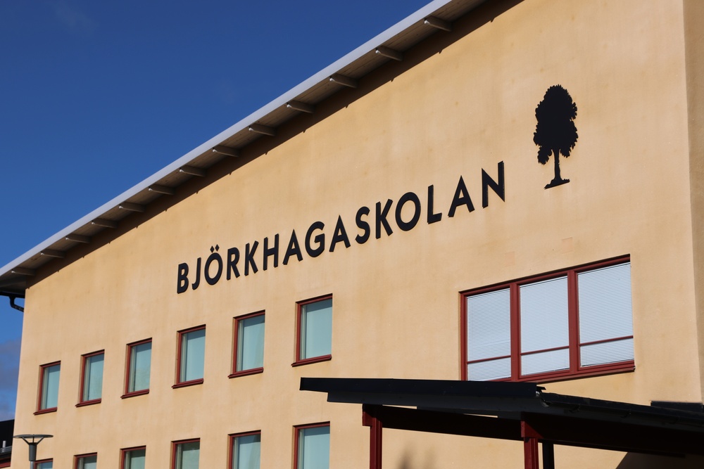 Skolbyggnaden på Björkhagaskolan.