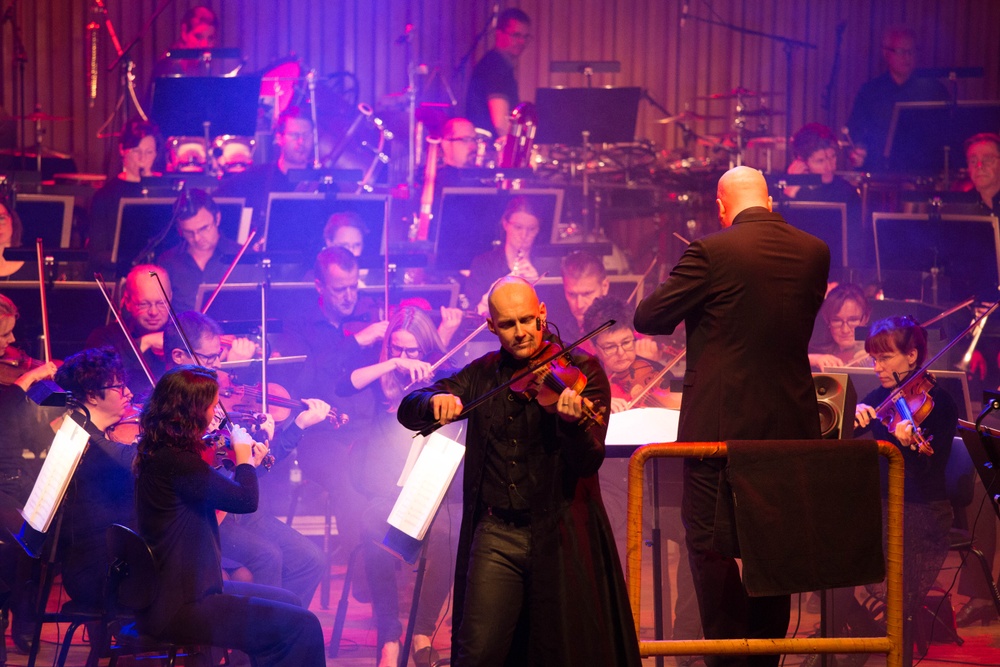 Symphonic Stomp of Sweden vid uruppförandet 2014 med Gävle Symfoniorkester, Karl-Johan Ankarblom och spelmannen Görgen Antonsson.