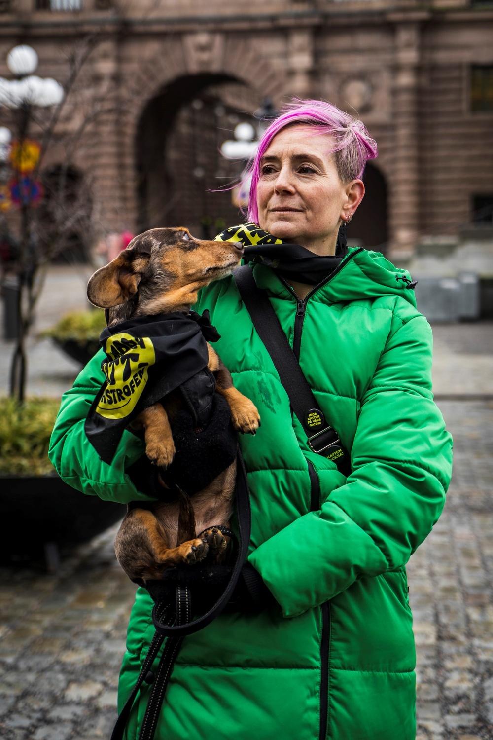 Åsa Hagelstedt, generalsekreterare för Djurskyddet Sverige, tillsammans med Kanel Hagelstedt, demonstrerade för obligatorisk ID-märkning och registrering av katter.