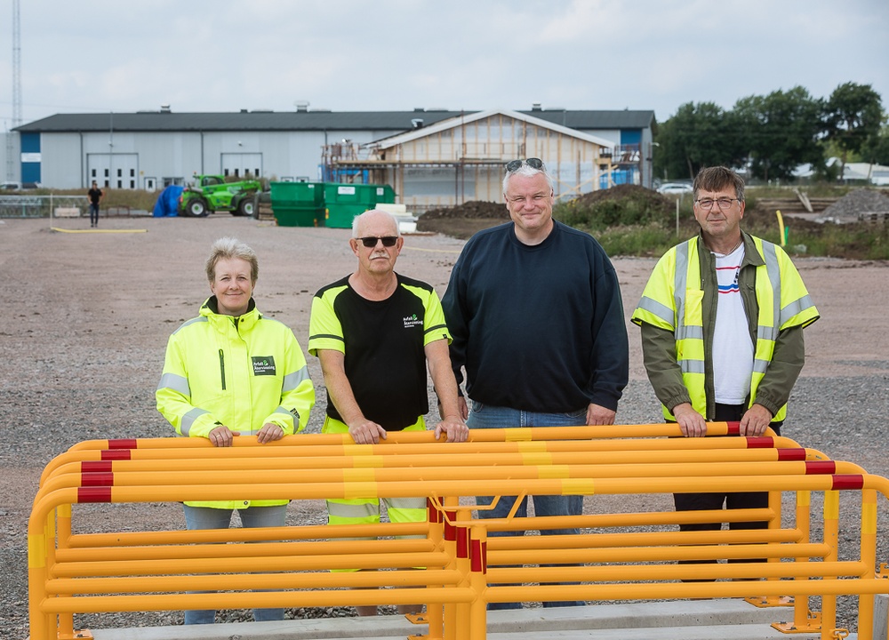 Christina Storm, chef återvinningscentralerna inom AÅS, Leif Lindqvist, driftledare AÅS återvinningscentraler i väst, Erik Lindström, ordförande i tekniska nämnden och Roger Immerstrand, projektledare i Vara kommun.