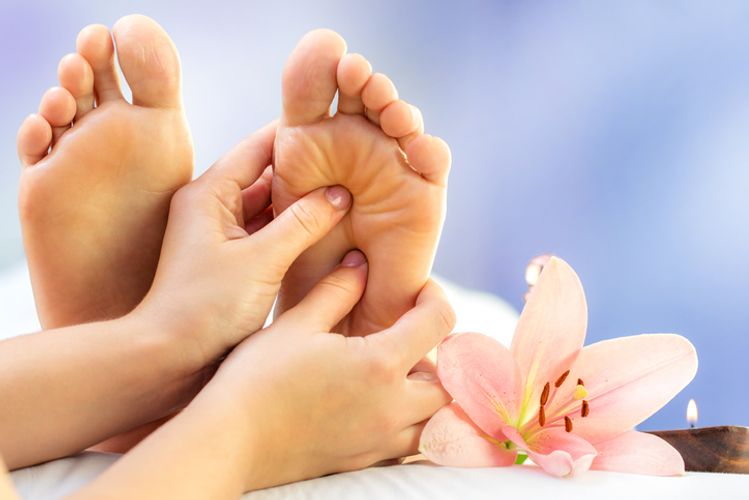 Sự thoải mái và thư giãn sẽ đến với bạn ngay khi bạn xem hình ảnh Foot Massage! Chỉ với một vài phút thư giãn chân và mát xa, bạn sẽ cảm thấy thanh thản và sảng khoái. 