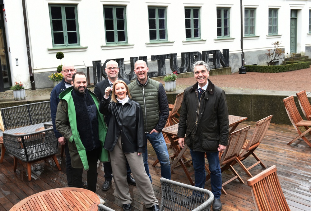 De fem nya krögarna är: bakre raden fr vänster Magnus Lans, Sven Larsson och Anders Rietz,  främre raden fr vänster Dariush Majidi och Hedda  Aggebrandt. Längst till höger Kulturens museichef Gustav Olsson. 
Foto: Nelly Hercberg, Kulturen