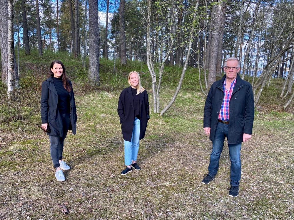 Linda Viljeros, Malin Winsa och Staffan Ruuth, tre av personerna bakom Noah, utomhus med skog bakom sig. 