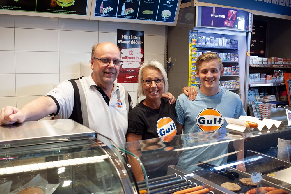 Gulf-handlaren Jan Olsson tillsammans med medarbetarna Maria och Adam