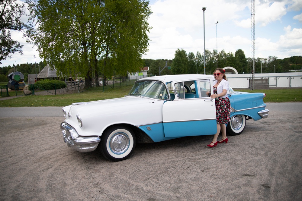 Pernilla Nilsson, kommunutvecklare, visar sin egna veteranbil, en Oldsmobile 1956 års modell. 