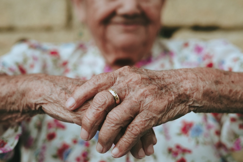 En äldre kvinnas händer 