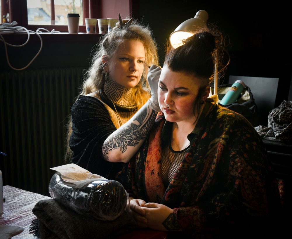 Tatuering med handverktyg – "traditional hand poke tattoo". Foto: Nelly Hercberg, Kulturen