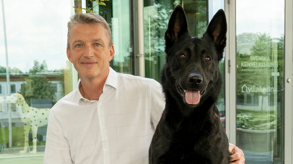 Kees de Jong är vd för Svenska Kennelklubben. På bilden med en hollandse herdershond