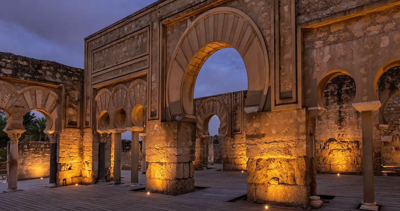 Excursión Guiada a la Medina Azahara de Noche - Alojamientos en Córdoba