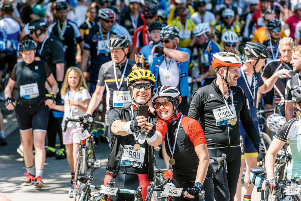 Det var många lyckliga cyklister i målgången av Vätternrundan på lördagen. Foto: Petter Blomberg