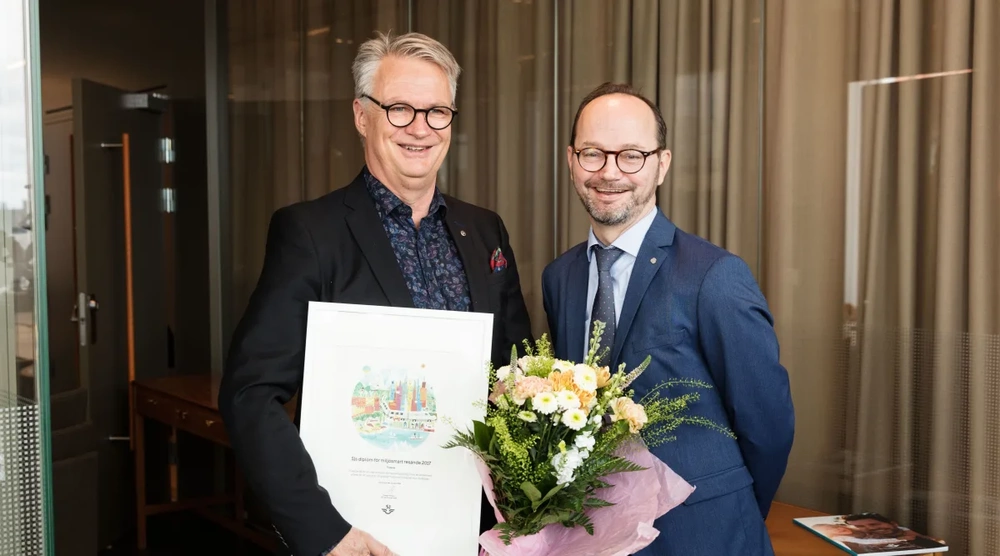 Trivectors vd Christer Ljungberg fick ta emot SJs pris för miljösmart resande från infrastrukturminister Tomas Eneroth.