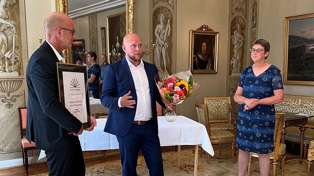 Peter Mossbrant och Magnus Andersson från Derome tar emot priset från Brittis Benzler landshövding i Halland. Foto: Emma Gunnarsson. 