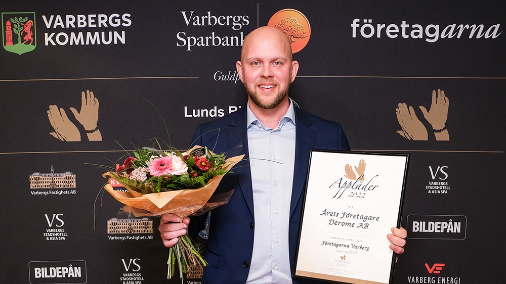 Deromes koncernchef Magnus Andersson tog emot priset vid en ceremoni på Varbergs Stadshotell. Fotograf: Johan Adermalm