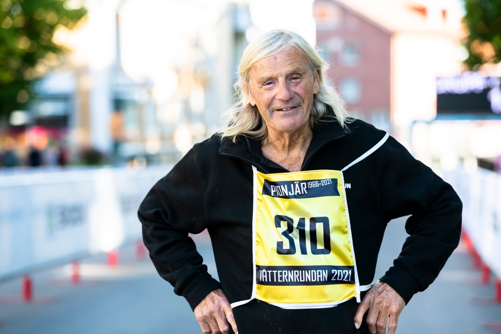 Stig Johansson är den ende som har cyklat samtliga Vätternrundor sedan 1966. På fredagskvällen gav han sig ut på sin 56:e runda.