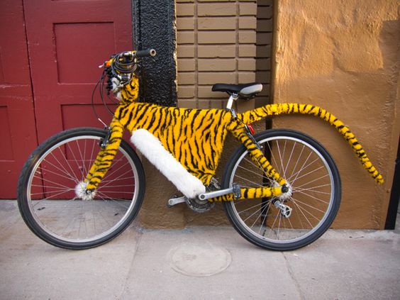 Fahrrad mit Tiger-Outfit drauf