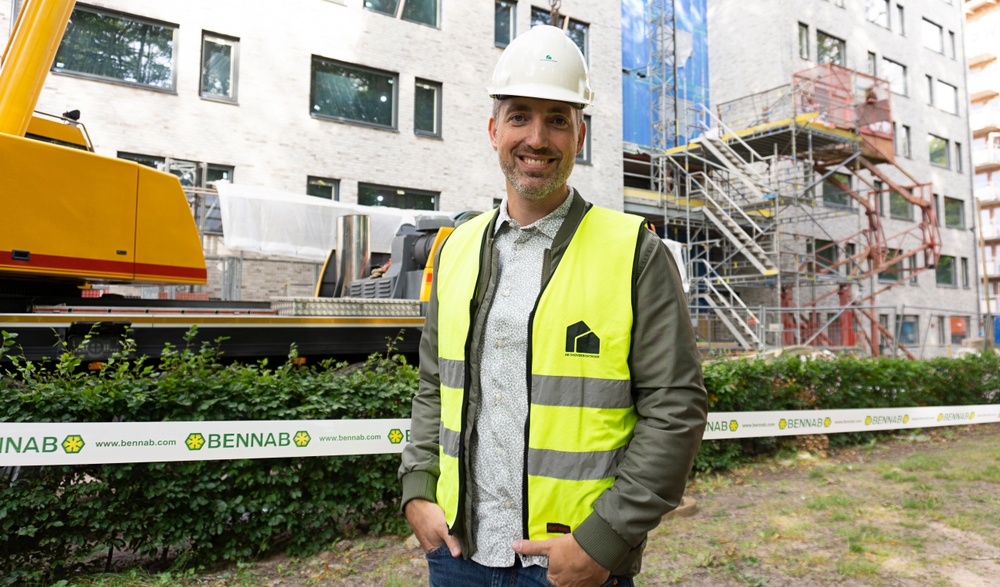 Sebastian Karlström är ny byggchef. I bakgrunden syns Kurorten där Skövdebostäder bygger 132 nya studentlägenheter.  