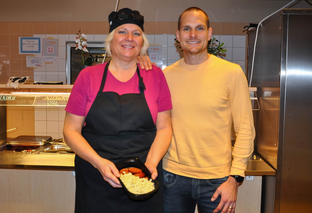 Ann-Christin Helén, kock och köksansvarig på Mora Gymnasium med kostchef Andreas Hermansson i Mora kommun. Foto: Daniella Johansson, Mora kommun