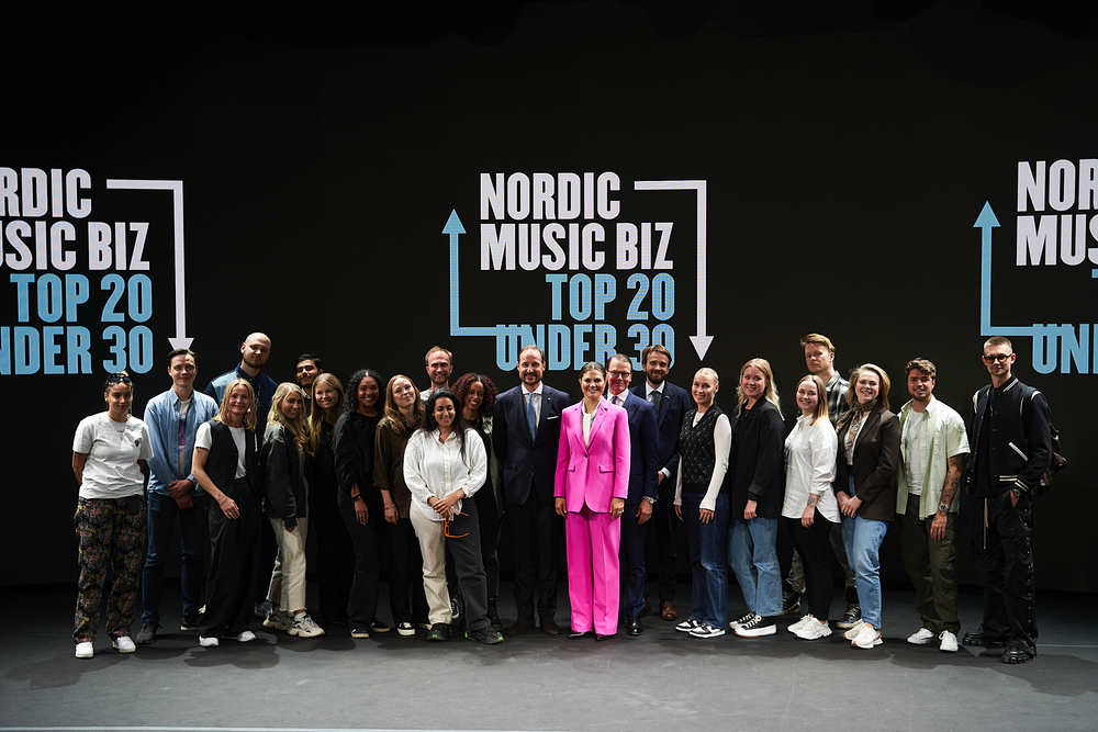 Kronprinsessan, Prins Daniel ock Kronprins Haakon av Norge på scenen tillsammans med "Top 20 under 30". Foto: Knut Capra