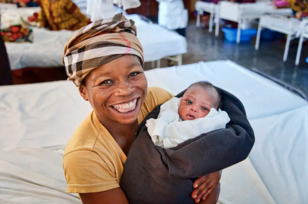 En säker förlossning i Kongo ger kvinnor möjligheten att föda sitt barn på ett rent sjukhus och under uppsikt av läkare, istället för i hemmet.