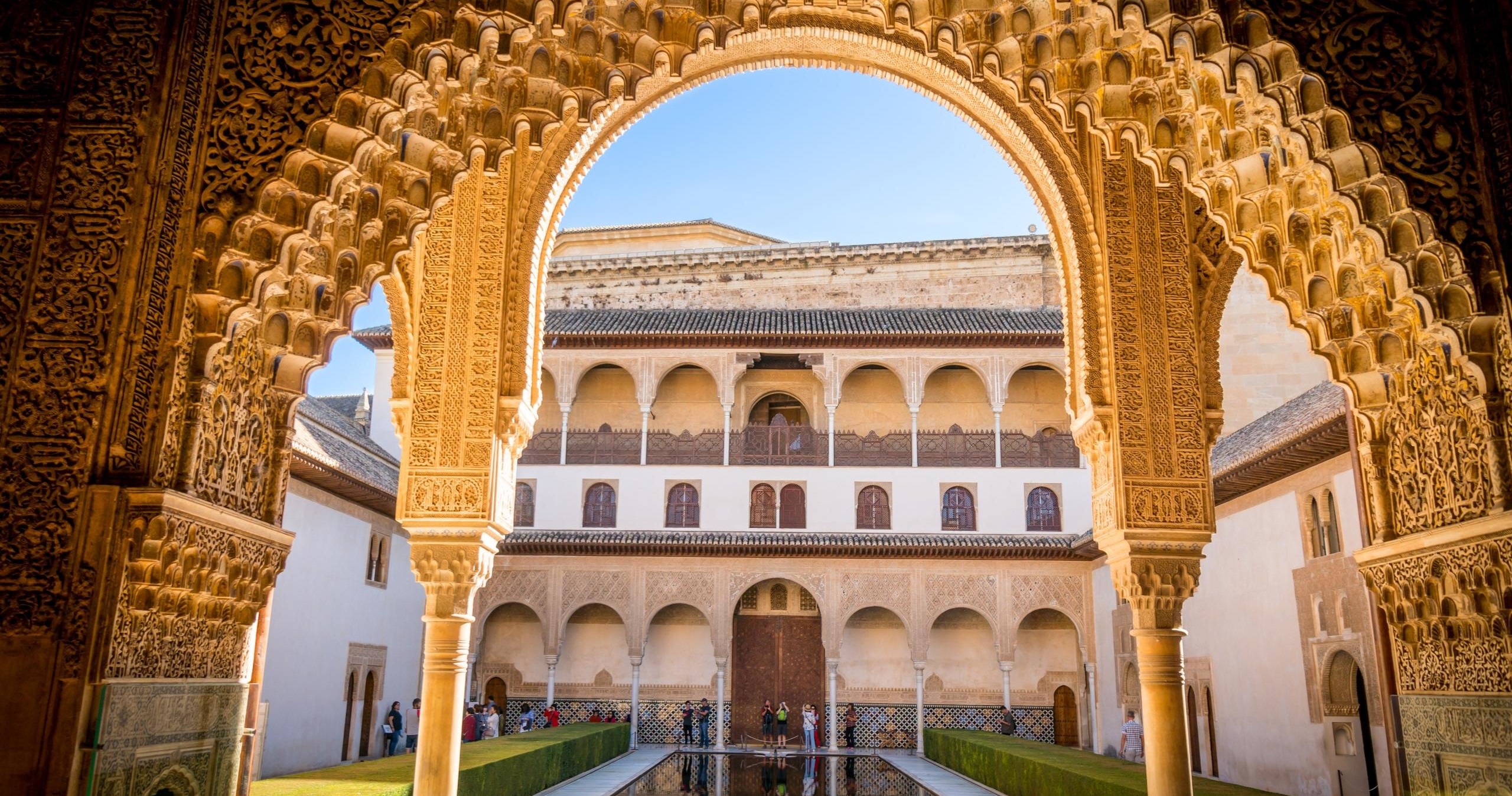 Visita Guiada Premium a la Alhambra al Completo con Jardines del Generalife y Palacios Nazaríes en  Semiprivado - Alojamientos en Granada