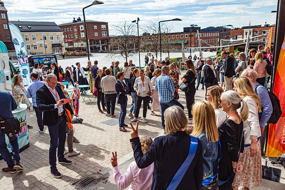 Mingelpaus utanför Storsjöteatern.
Foto: Tim Malmborg