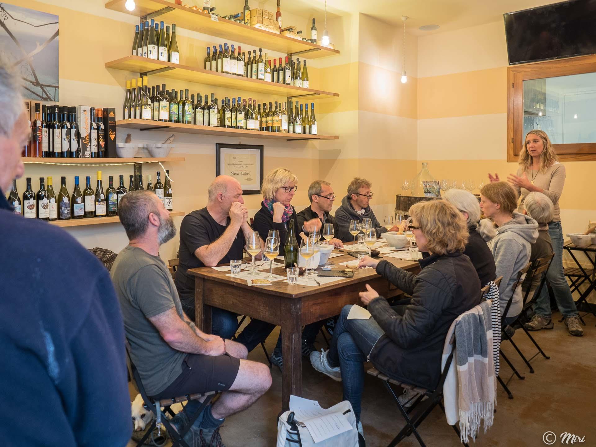 Degustazione di vini a Manarola. Degustazione Sensoriale Guidata da un Sommelier Professionista AIS in Piccolo Gruppo - Alloggi in Cinque Terre