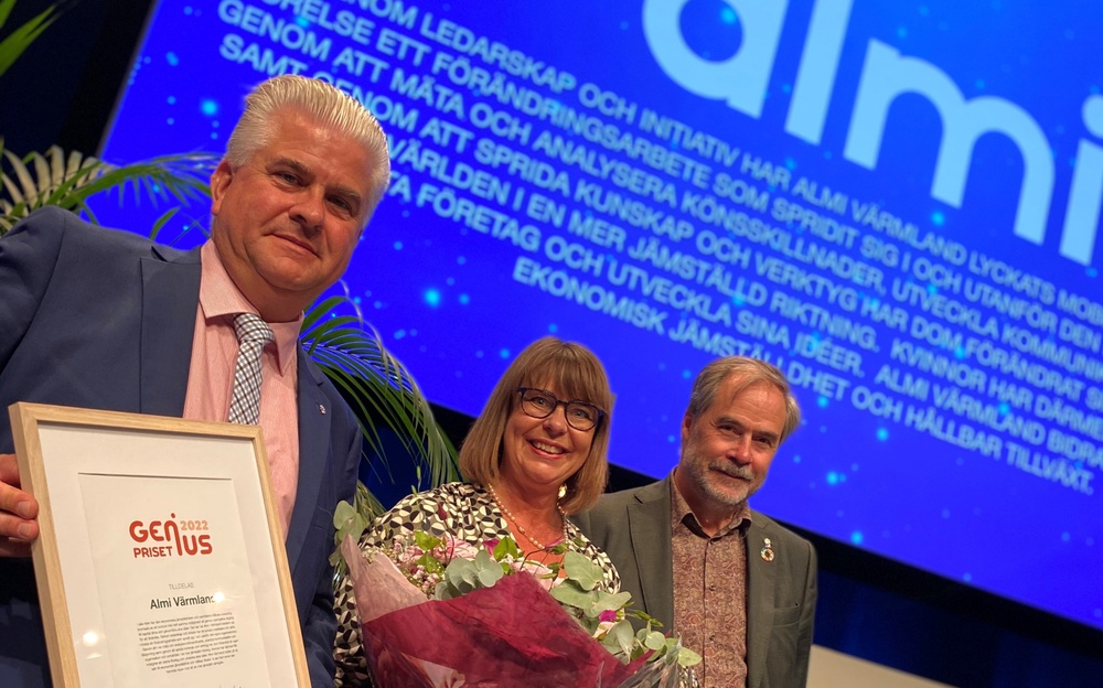 Anna Lundmark Lundbergh, vd på Almi Värmland, tog emot årets pris av Fredrik Larsson, regionstyrelsens ordförande och landshövding Georg Andrén.