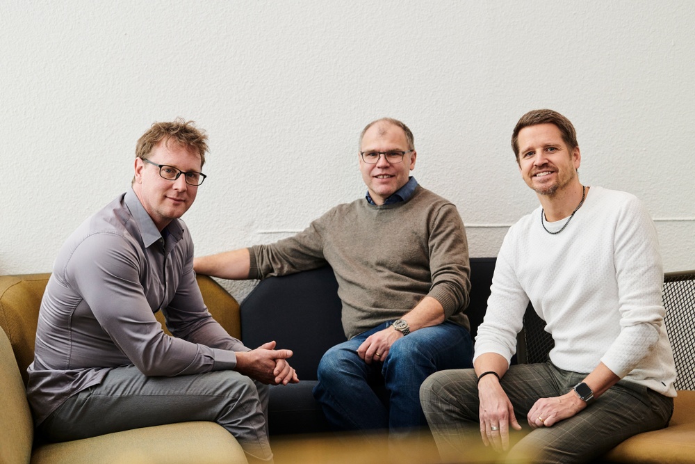Tobias Berg, Jens Lundström och Göran Carlson från Arctic Business sitter i en grön soffa.