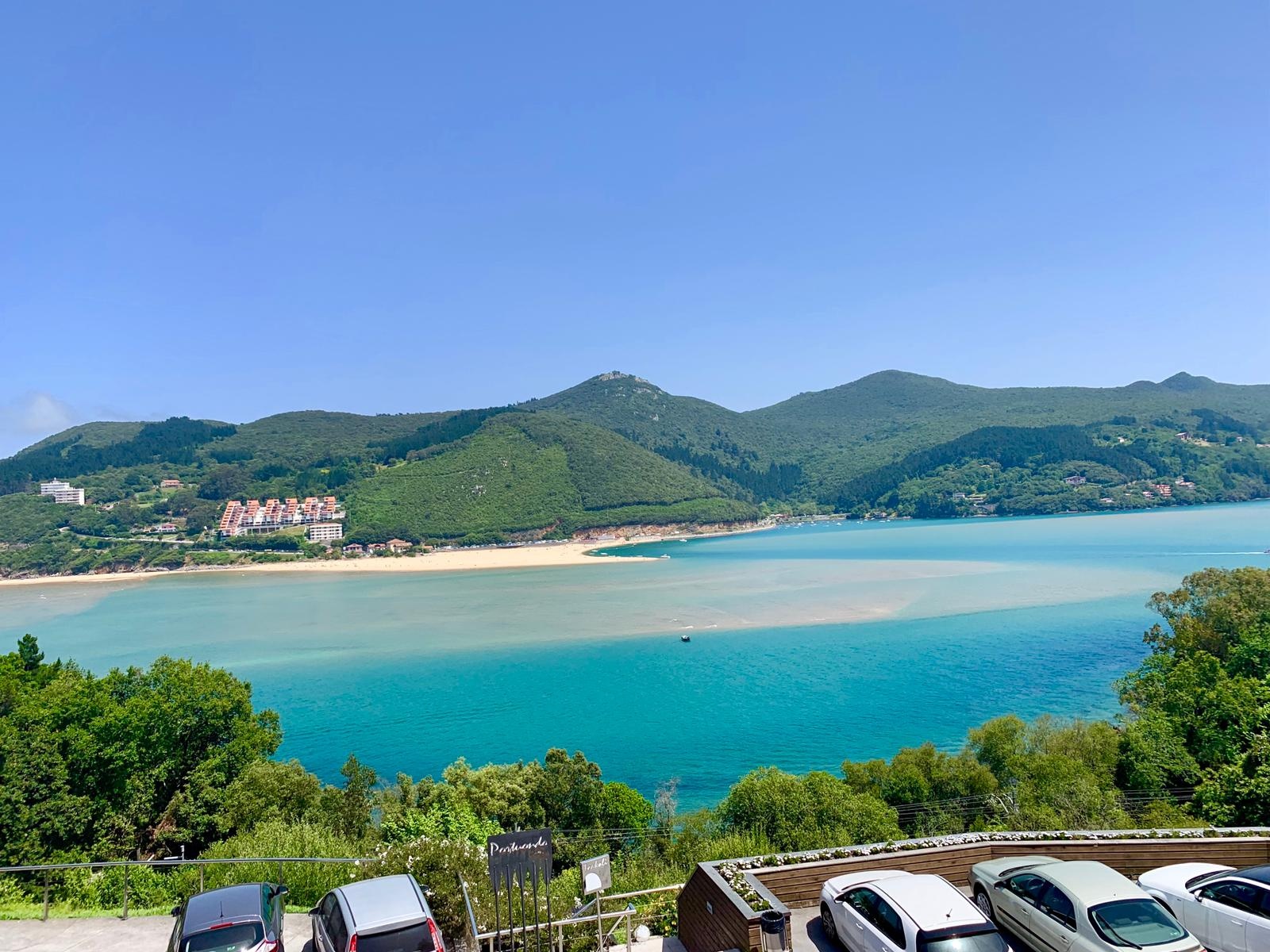 Tour de Gaztelugatxe y Guernica desde San Sebastián en Minibus - Acomodações em San Sebastian