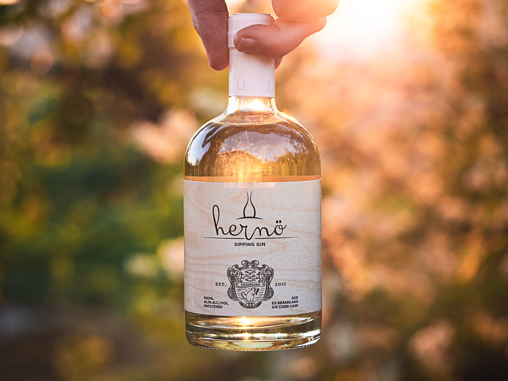 2021, Hernö Sipping Gin #1.5. Brännland Iscider Barrique, Sauternes cask. 1.450 bottles. 45.1% ABV. Hernö Gin matured for 60 days in a cask originally from Sauternes that before Hernö Dry Gin has held Brännlands Ice Cider Barrique. Let us introduce you to Hernö Sipping Gin 2021.