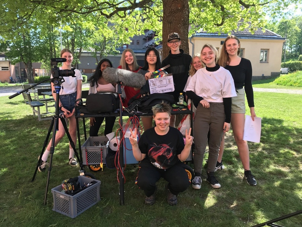 Filmstigens filmkurser i Hudiksvall får fortsatt filmkulturellt stöd. Här ses glada elever när restriktionerna lyftes i våras och de kunde gå filmkurs igen. Foto: Siggi Holm