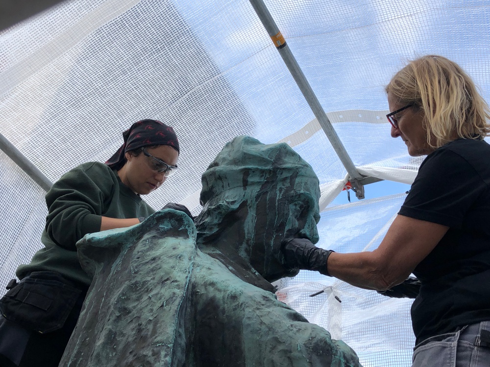  Michaela Florescu och Helena Strandberg i arbete med skulpturen. 