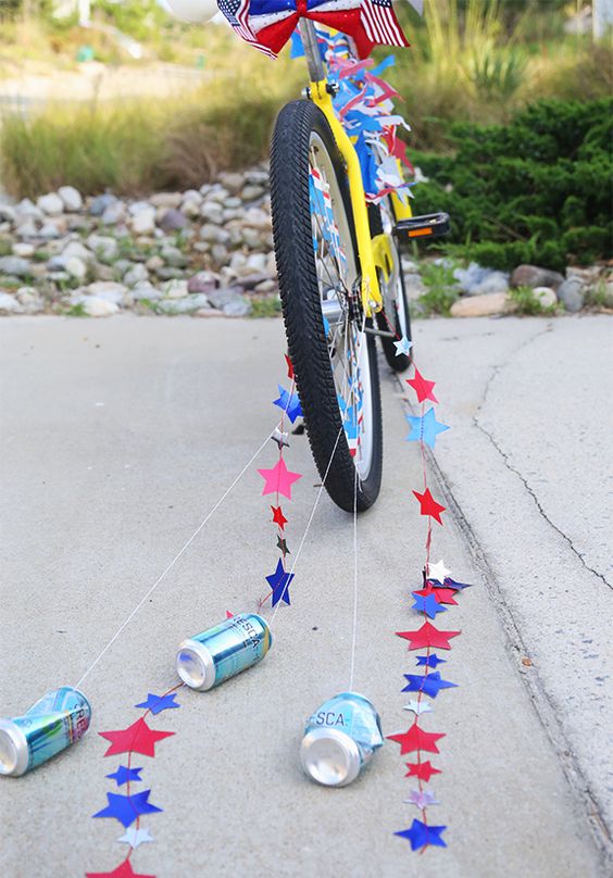 vélo avec des étoiles et des banderoles de canettes