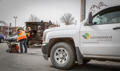 Des équipes s'affairent à colmater les nids-de-poule sur le territoire de Victoriaville