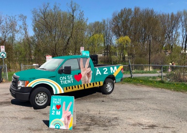 Un camion muni de haut-parleurs pour le respect des consignes