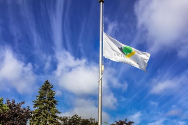 Mise en berne du drapeau de la Ville au mât principal de l’hôtel de ville lors de la fête du Canada