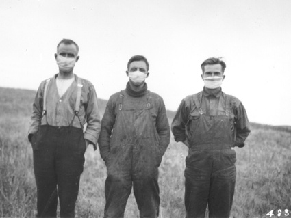 Hommes portants des masques durant l'épidémie d'influenza, 1918. <a href="https://tolkien2008.wordpress.com/2009/10/29/la-grande-tueuse-%E2%80%93-la-grippe-espagnole-de-1918-1919-au-quebec/">Source</a>