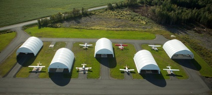 Hangars à l'aéroport régional André-Fortin de Victoriaville. <a href="https://www.flickr.com/photos/villedevicto/albums/72157651847423321">Voir plus de photos</a>