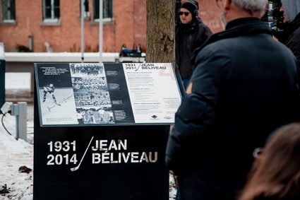 Plaque commémorative du passage du hockeyeur Jean Béliveau à Victoriaville, installée au parc Jean-Béliveau du centre-ville