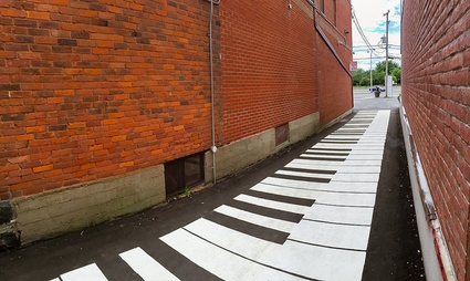 Piano urbain tracé dans une des allées menant à la rue Notre-Dame. Imagination requise.