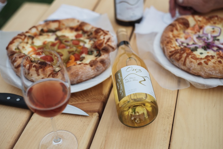 TVR: Accord vin et pizza sur la terrasse du vignoble - Crédit photo: Les Maximes