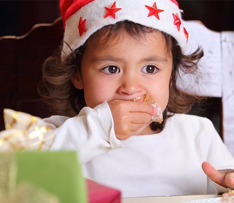 Enfant avec un biscuit