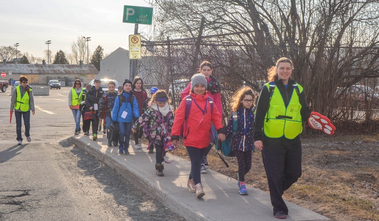 Plus d’une vingtaine d’élèves de l’école Saint-David de Victoriaville emprunte depuis le 23 avril 2018 le service "d’autobus pédestre", soit le Trottibus. Le Trottibus permet aux élèves de marcher, de bouger, d’échanger et surtout de se rendre à l’école en toute sécurité.