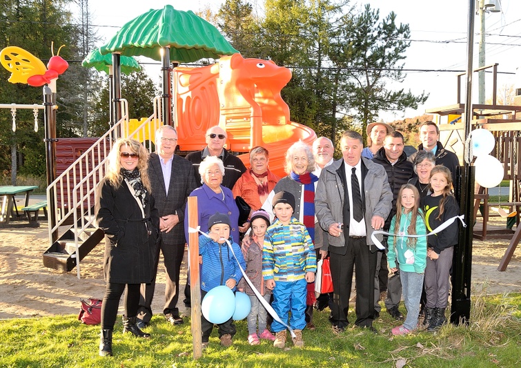 Sur cette photo, nous retrouvons, &agrave; l&#39;avant, monsieur le maire entour&eacute; de jeunes enfants, de citoyens et de personnalit&eacute;s qui ont pris part &agrave; cet &eacute;v&eacute;nement.